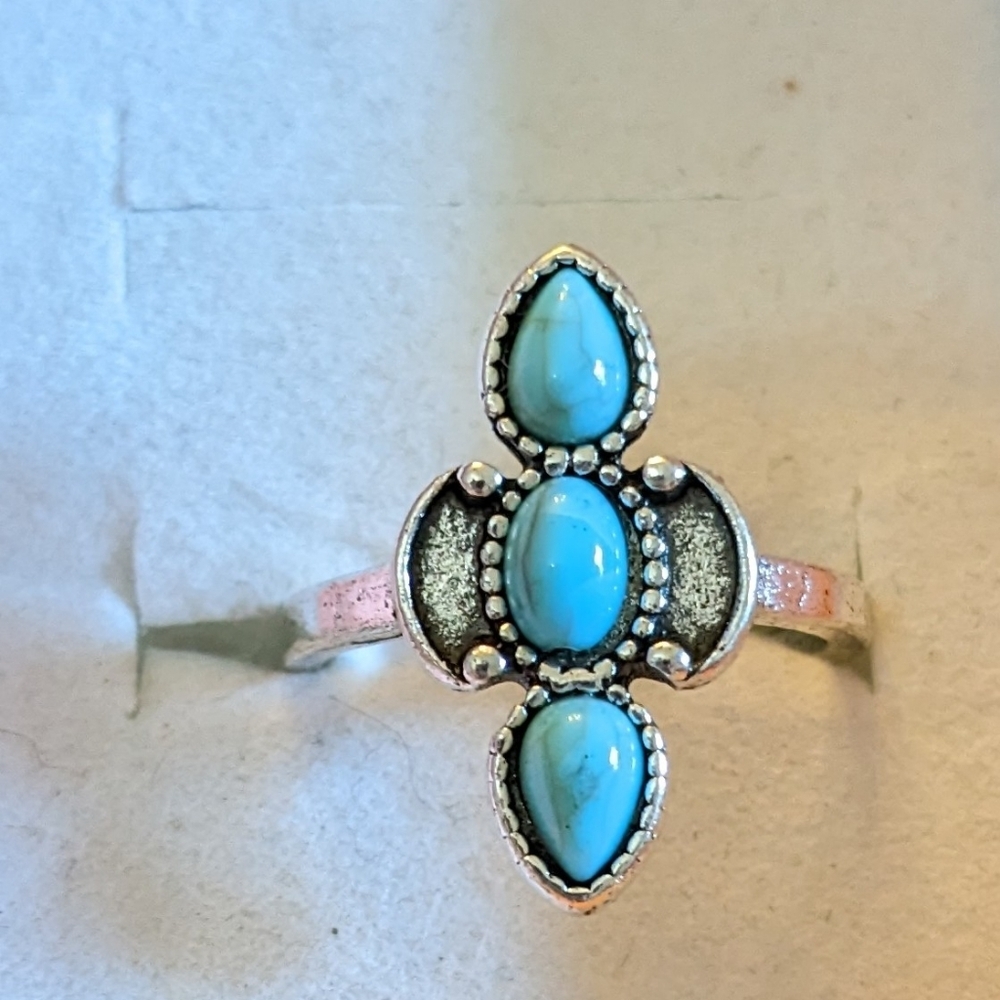 New Exaggerated Turquoise Color Ring Vintage Style size 7 1/2, T2B2D